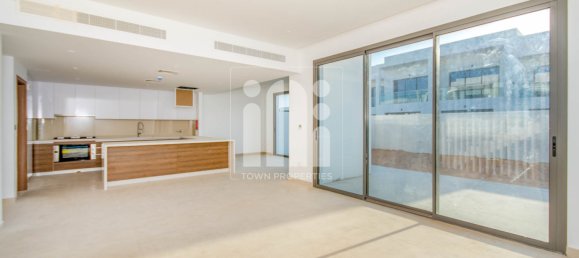 3 bedrooms Villa in Yas Island, UAE No. 1870 4