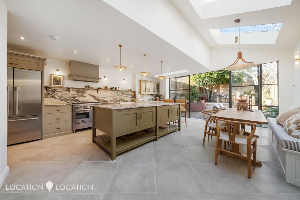 3 bedrooms House in London, United Kingdom No. 4566