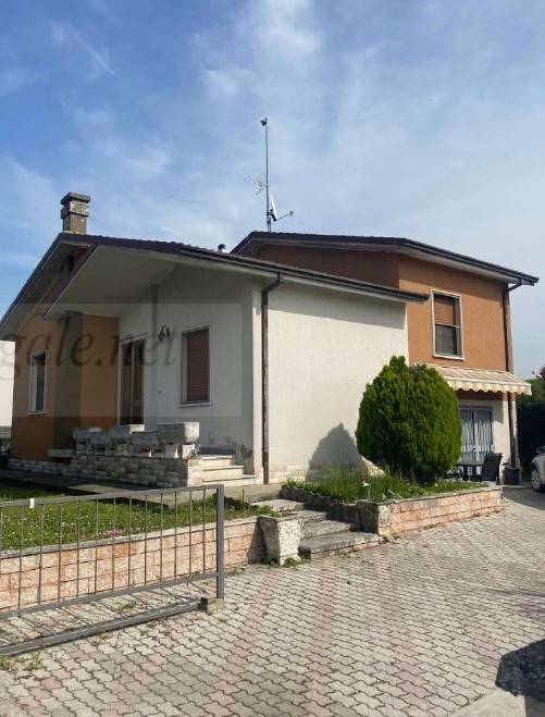 2 bedrooms Villa in Serravalle a Po, Italy No. 303512