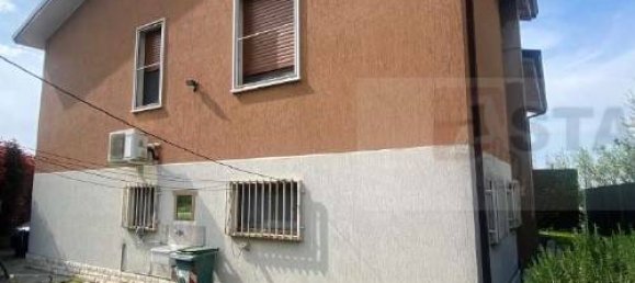 2 bedrooms Villa in Serravalle a Po, Italy No. 303512 4