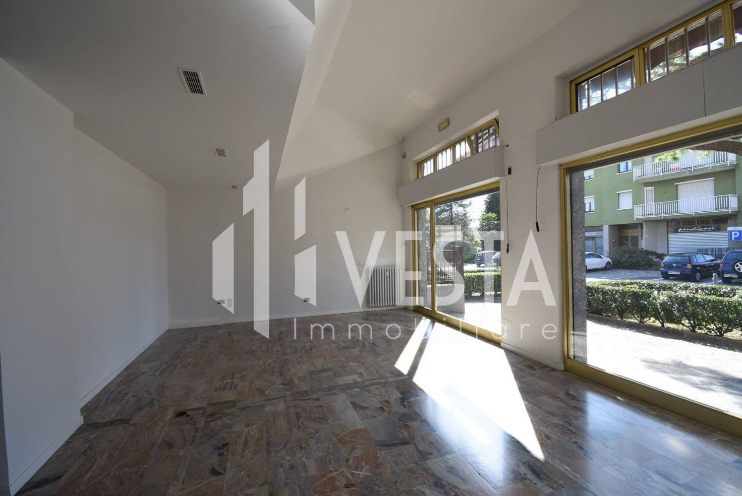 100m² Commercial property in Osnago, Italy No. 365545