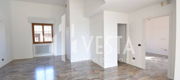 100m² Commercial property in Osnago, Italy No. 365545 7