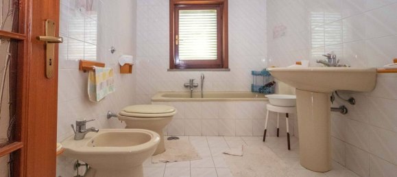 6 bedrooms House in Sparanise, Italy No. 325674 8