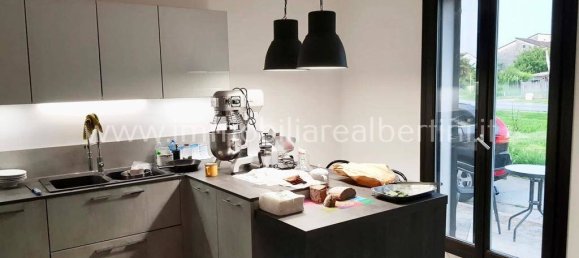 3 bedrooms Villa in Serravalle a Po, Italy No. 295965 4