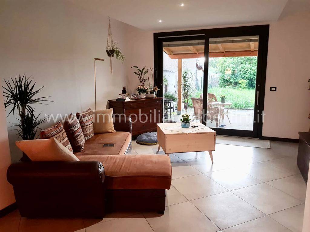 3 bedrooms Villa in Serravalle a Po, Italy No. 295965