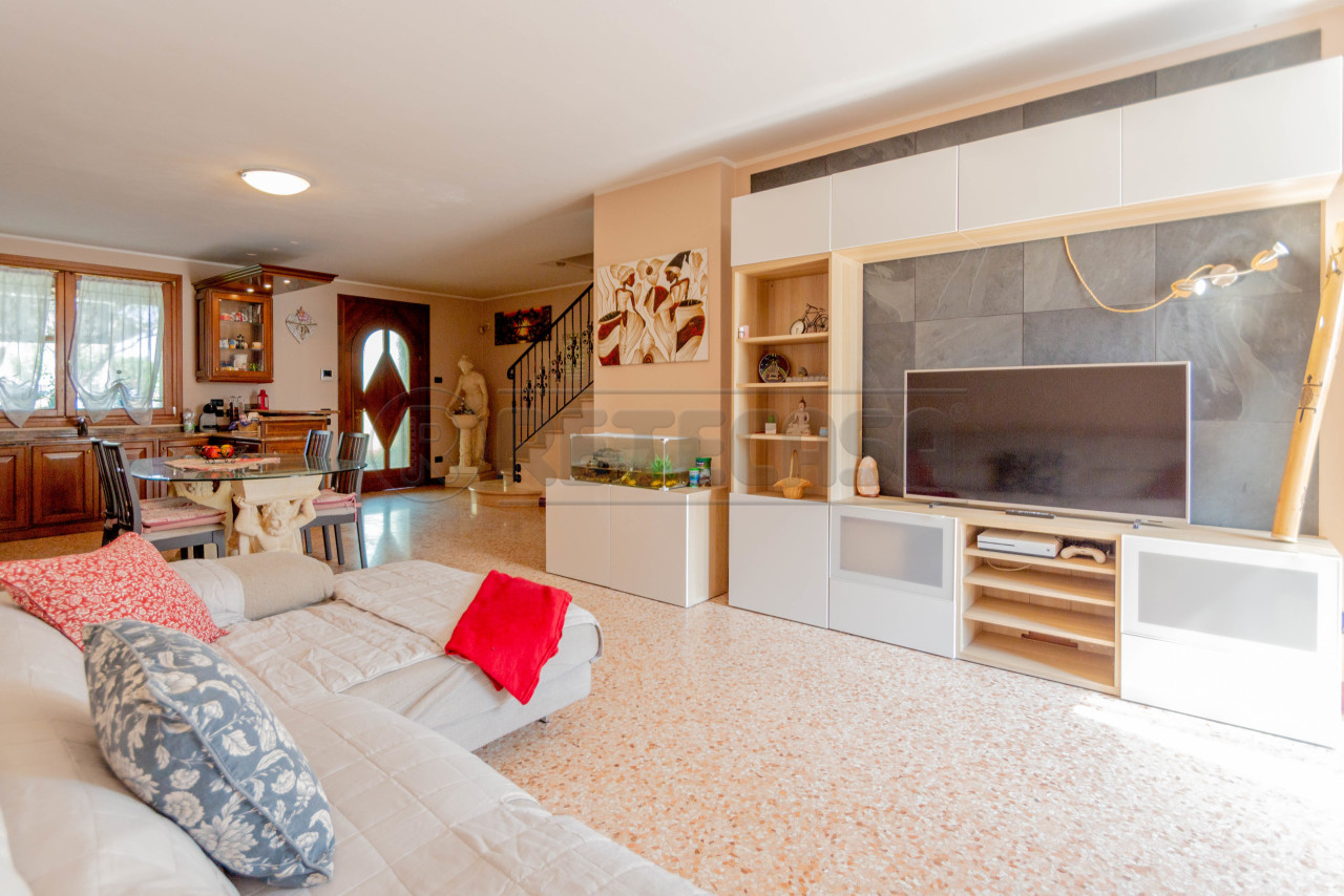 3 bedrooms House in Pozzoleone, Italy No. 329067