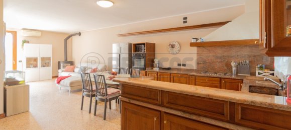 3 bedrooms House in Pozzoleone, Italy No. 329067 4