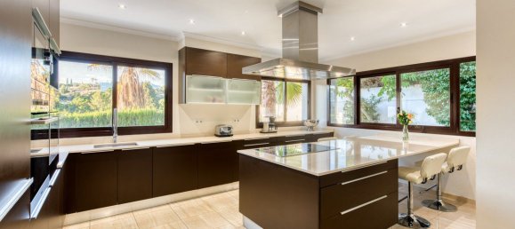 8 bedrooms Villa in Marbella Golden Mile, Spain No. 2948 2