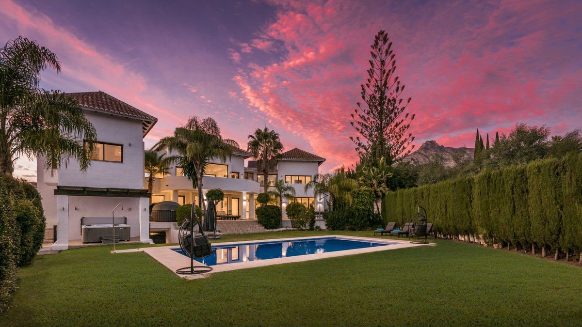 8 bedrooms Villa in Marbella Golden Mile, Spain No. 2948
