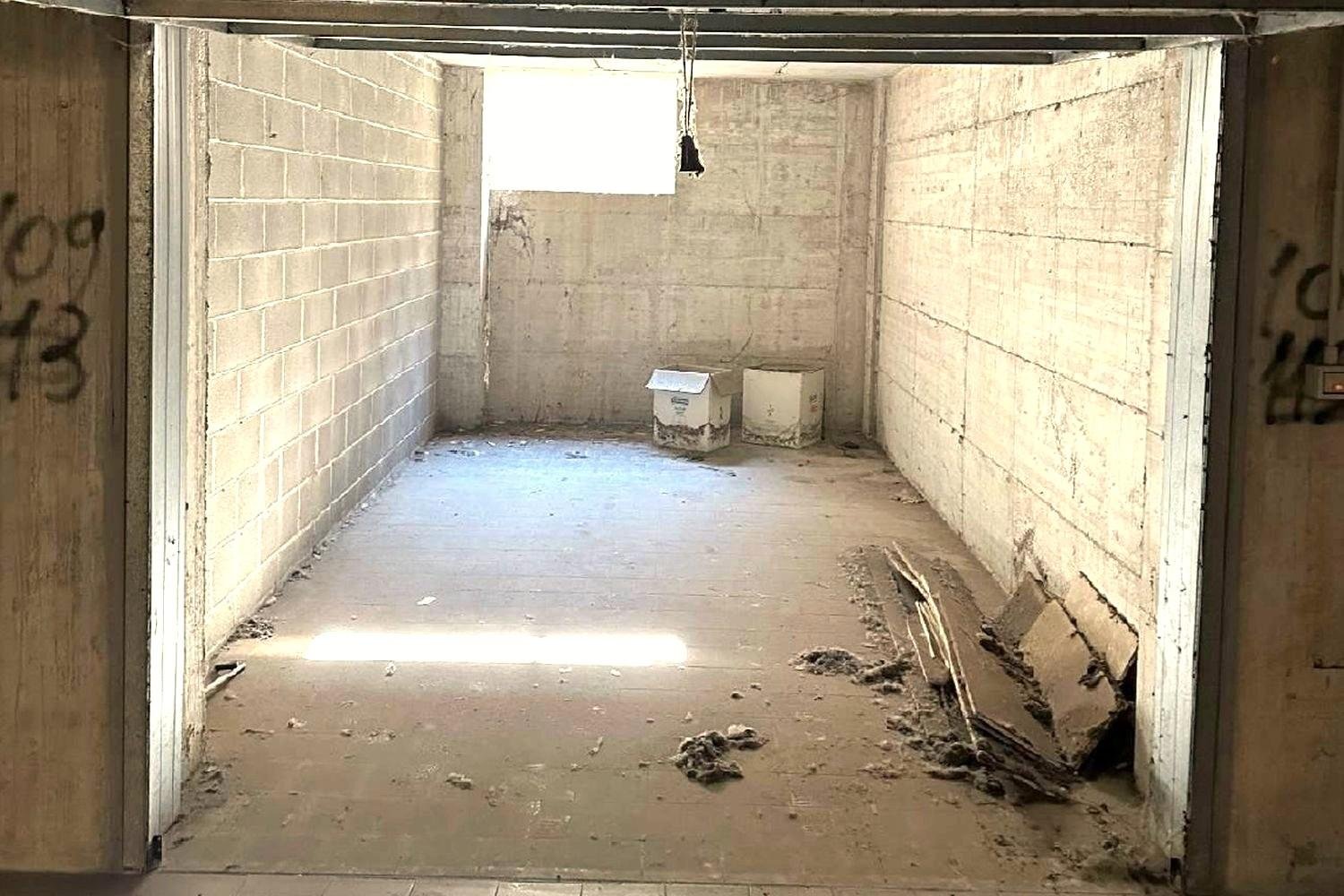 Гараж с 2 комнатами в Ези, Италия № 354930