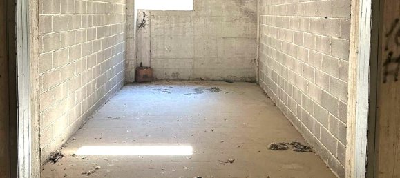 Гараж с 2 комнатами в Ези, Италия № 354930 2