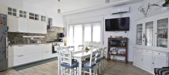 4 bedrooms Apartment in Rome, Italy No. 222482 2