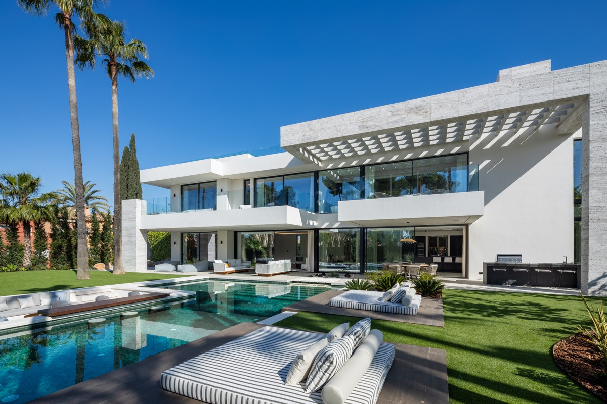 6 bedrooms Villa in Marbella, Spain No. 106240