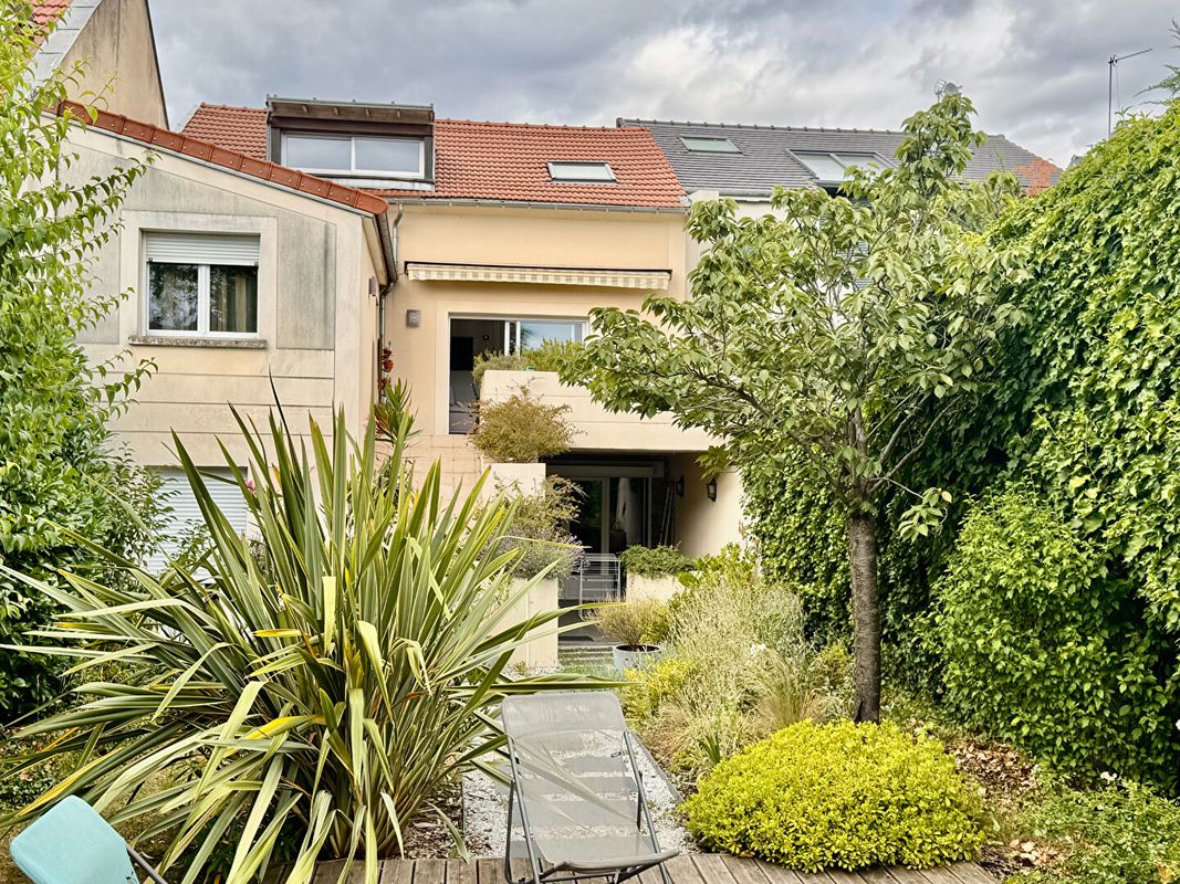 6 bedrooms House in Colombes, France No. 299603