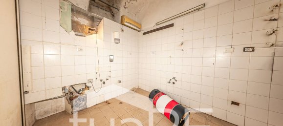 100m² Commercial property in Rome, Italy No. 78582 8