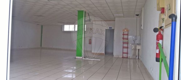 131m² Commercial property in Almeirim, Portugal No. 79632 3
