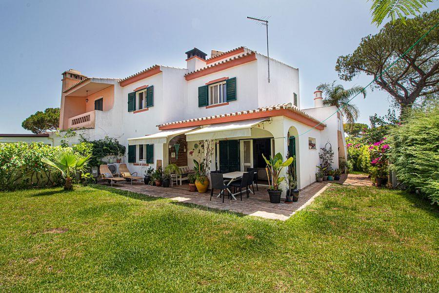 4 bedrooms Villa in Quarteira, Portugal No. 234767