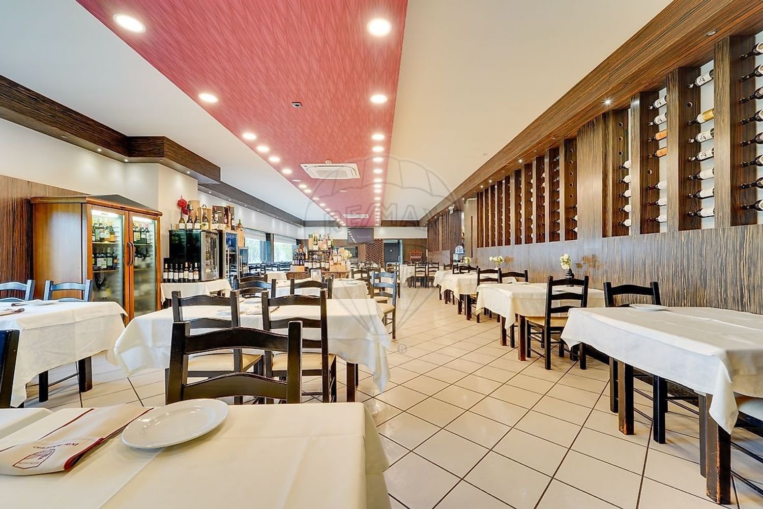 512m² Commercial property in Oia, Portugal No. 340302