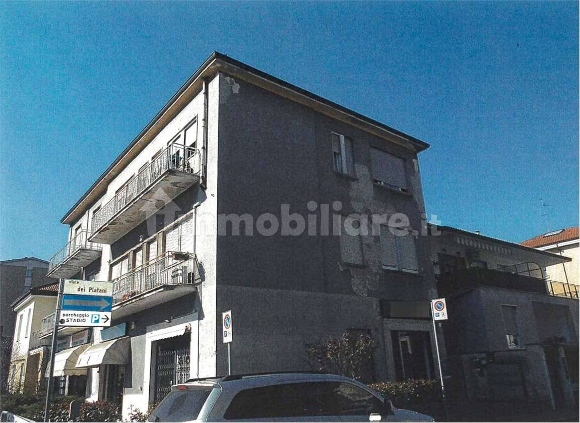 Propiedad comercial de 1 habitación en Lodi, Italy No. 392472