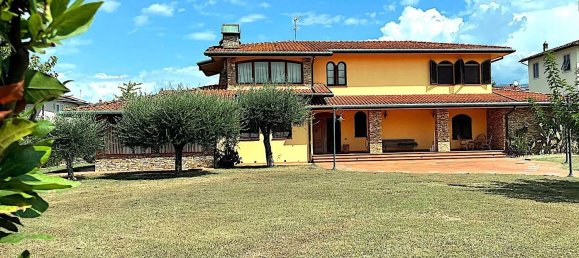 8 bedrooms Villa in Lucca, Italy No. 372015 2