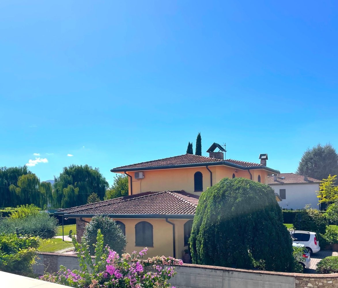 8 bedrooms Villa in Lucca, Italy No. 372015