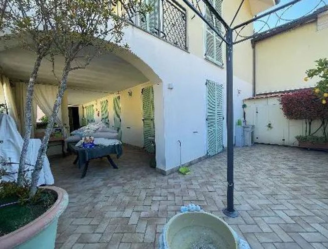 Apartamento de 3 habitaciónes en Abbiategrasso, Italy No. 14055