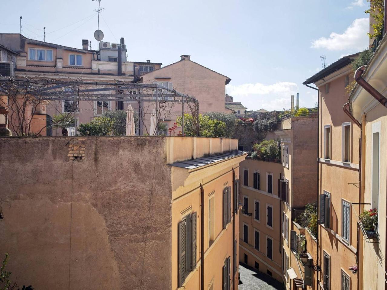 4 rooms Apartment in Rome, Italy No. 26354