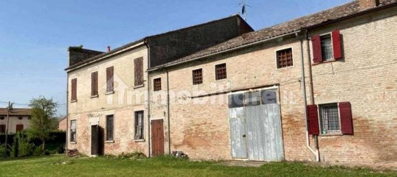 4 bedrooms House in Ferrara, Italy No. 283588 4