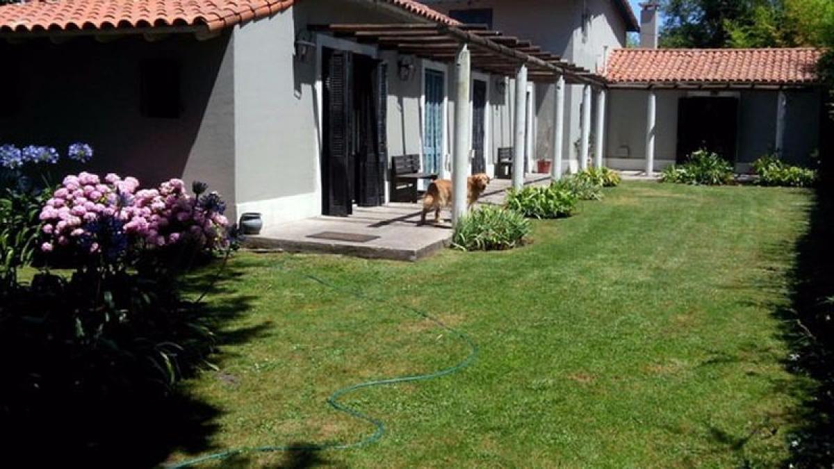 4 bedrooms House in Mar del Plata, Argentina No. 101428