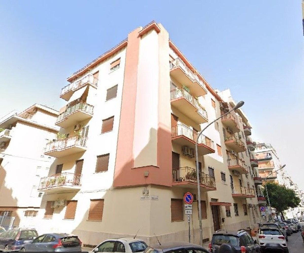 5 rooms Apartment in Palermo, Italy No. 50380