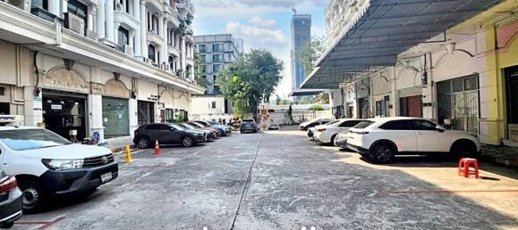 2 bedrooms Bungalow in Bangkok, Thailand No. 13395 3