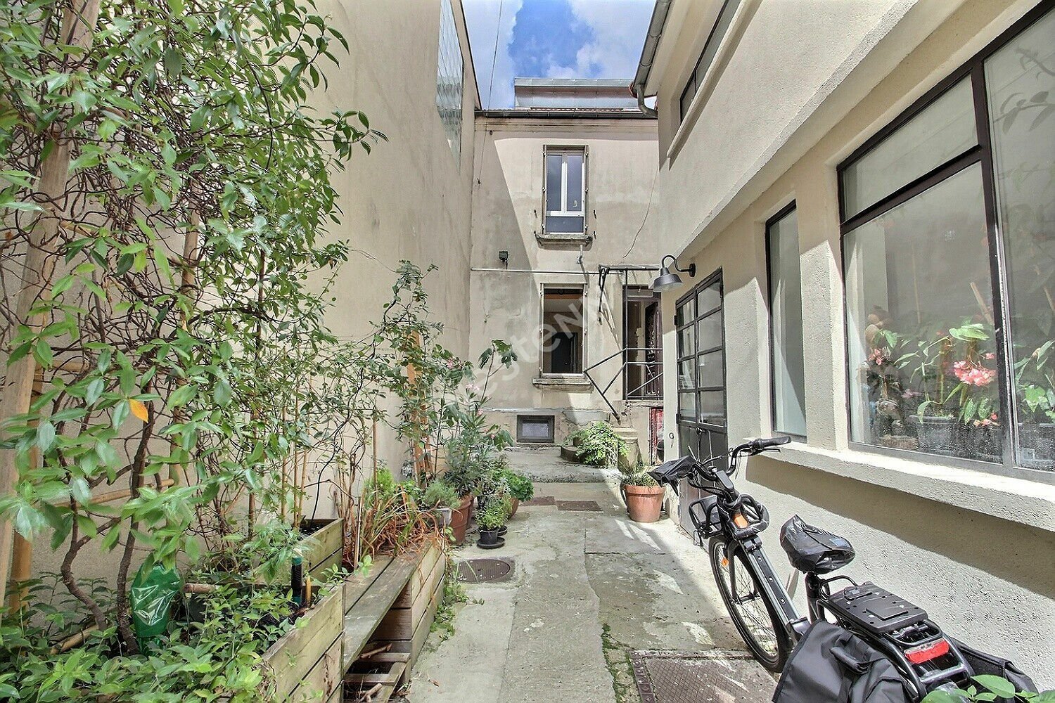 2 bedrooms House in Bagnolet, France No. 298918