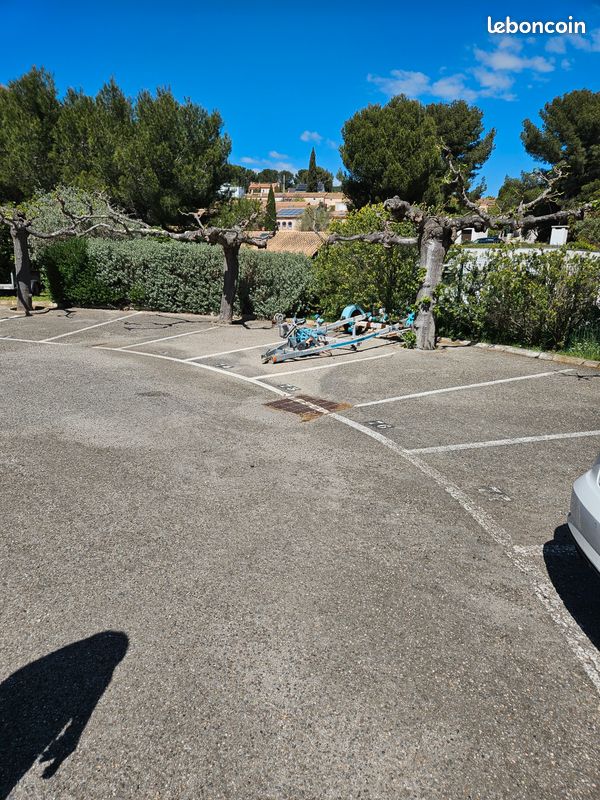  Parking in Bandol, France No. 333798