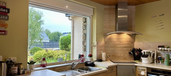 Дом с 6 комнатами в Ланволлон, Франция № 344627 3