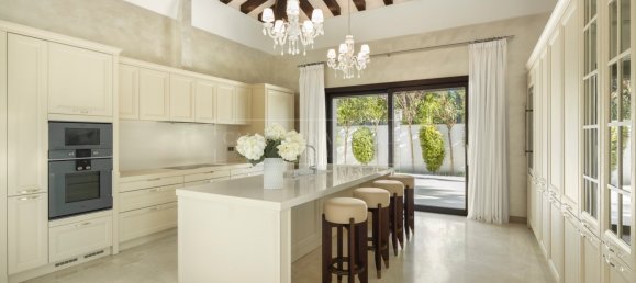 5 bedrooms Villa in Marbella, Spain No. 111148 9