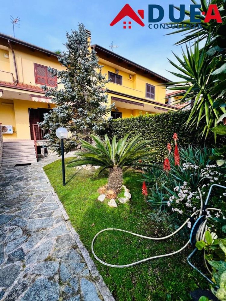 3 Schlafzimmer Haus in Giugliano in Campania, Italy, Nr. 297680