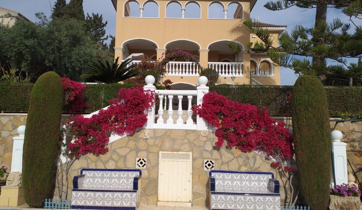 5 bedrooms Villa in Mutxamel, Spain No. 37898