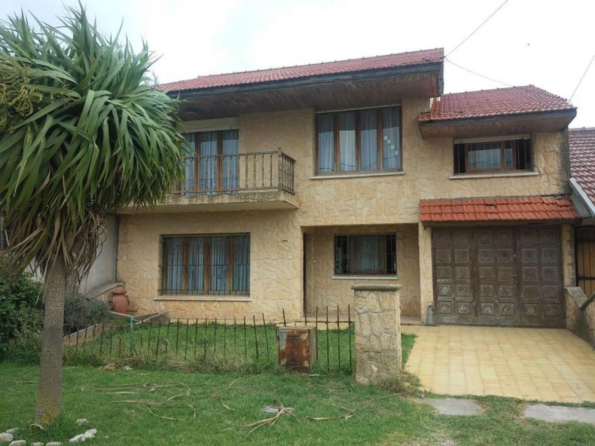 Casa de 3 dormitorios en Mar del Plata, Argentina No. 67944