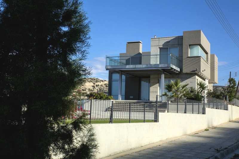 7 bedrooms Commercial property in Mesa Geitonia, Cyprus No. 18573