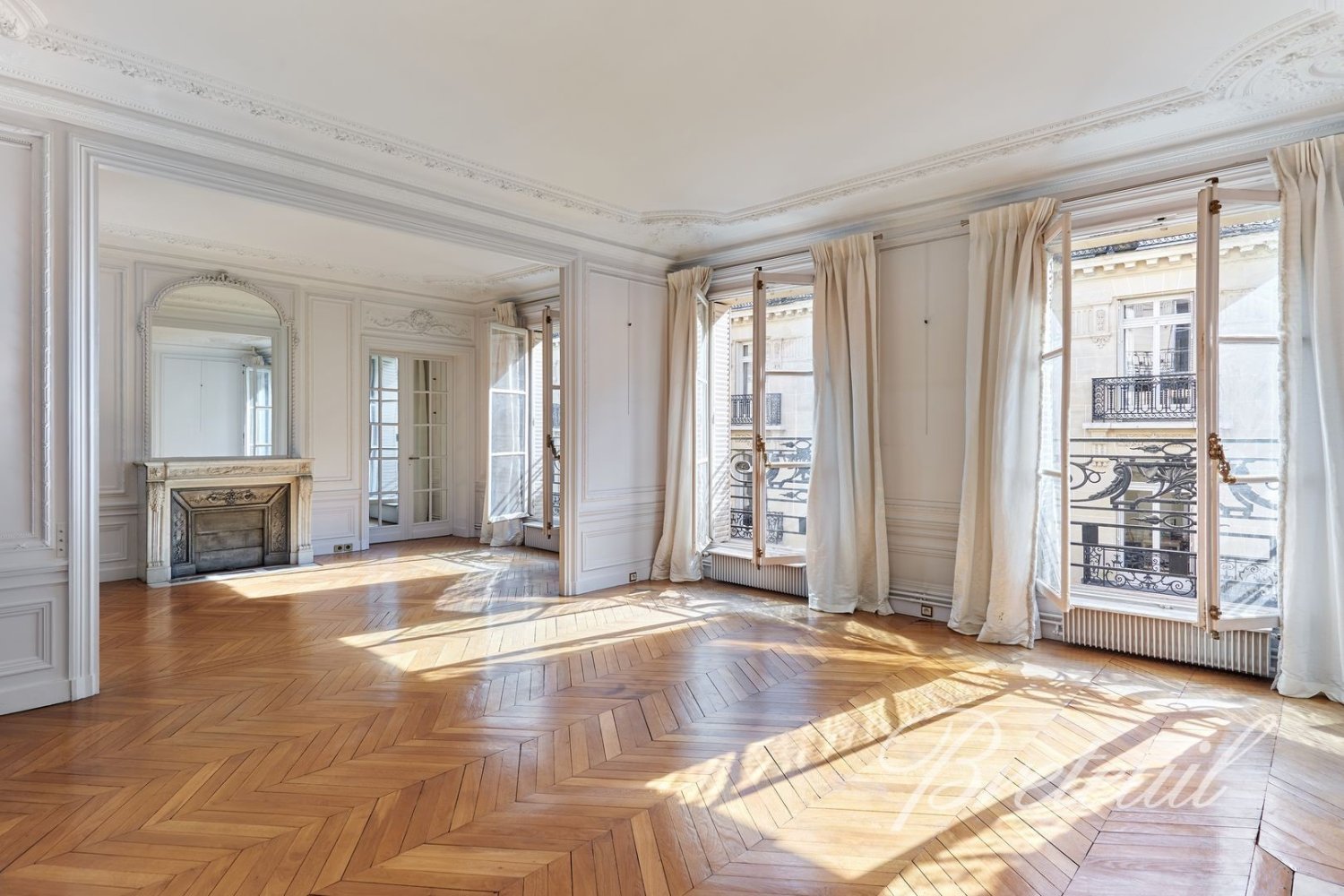 4 bedrooms Apartment in Paris, France No. 346351