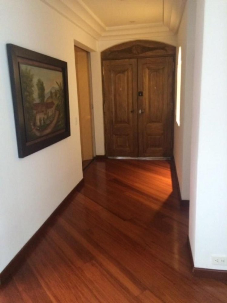 Casa de 4 dormitorios en Bogotá, Colombia No. 10164