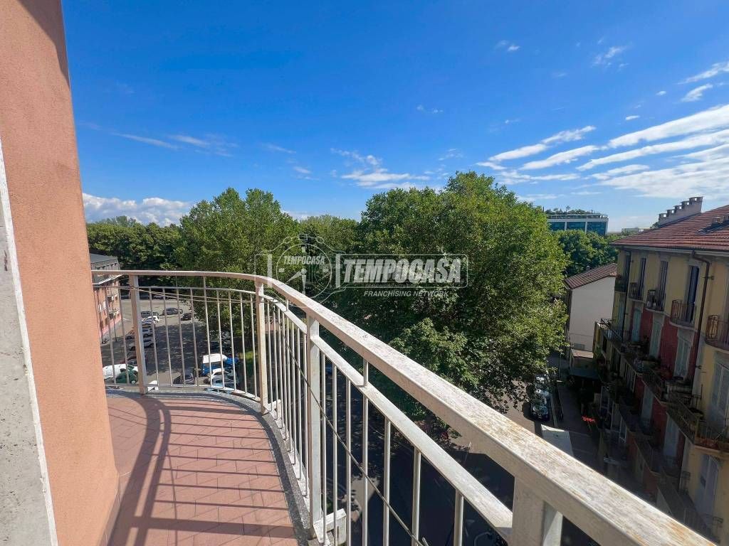 2 bedrooms Apartment in Turin, Italy No. 137494