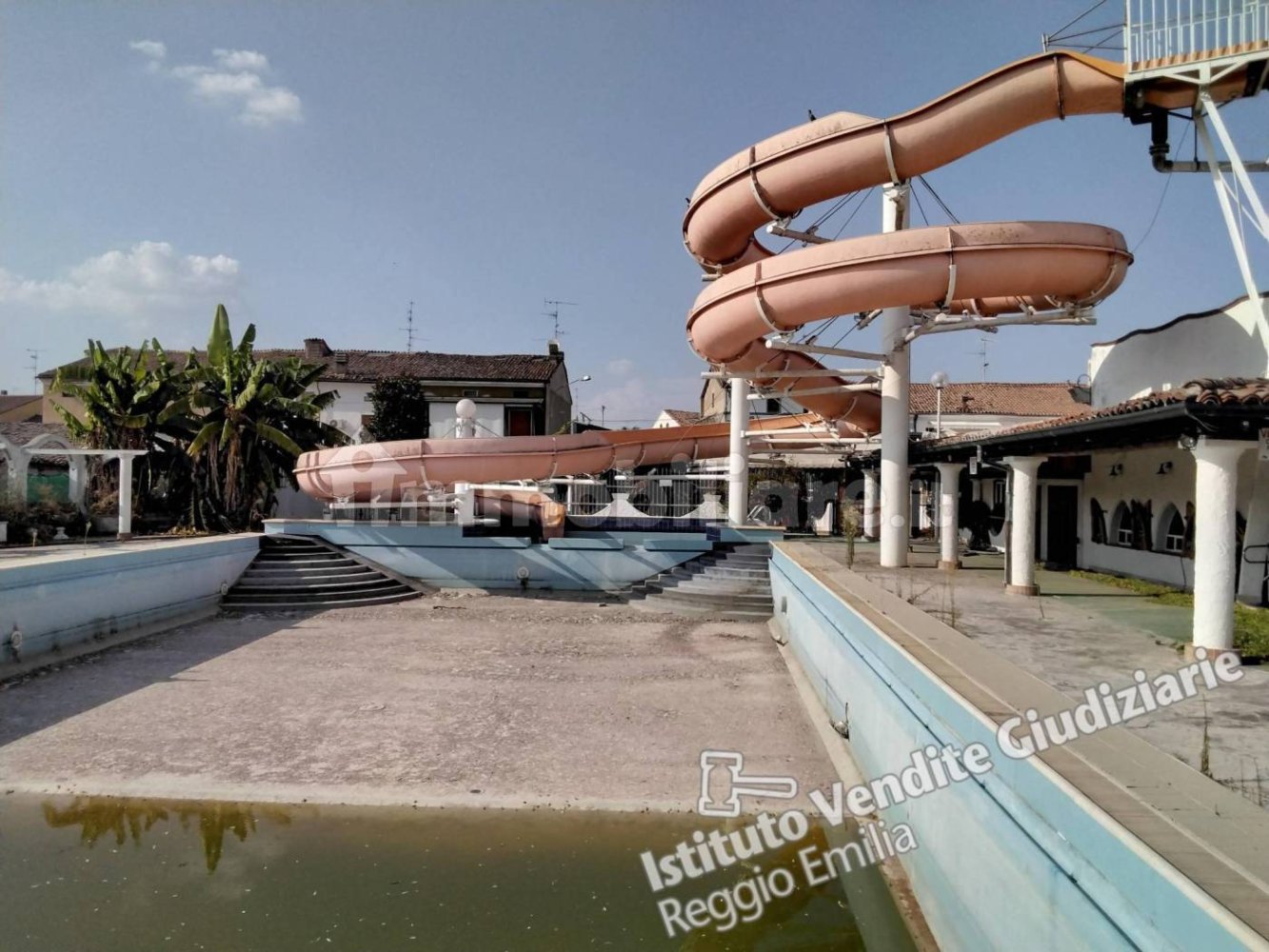 2200m² Building in Gualtieri, Italy No. 341213