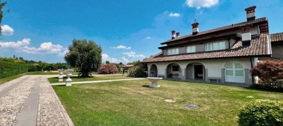 5 bedrooms Villa in Udine, Italy No. 333025 2