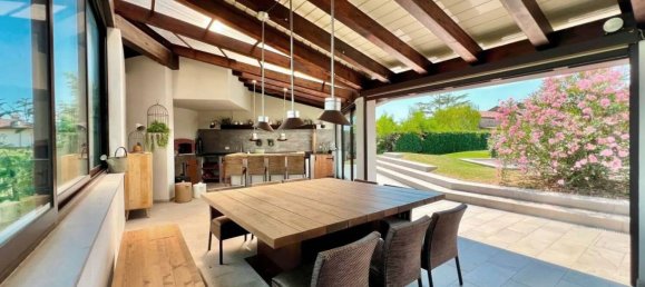 5 bedrooms Villa in Udine, Italy No. 333025 25