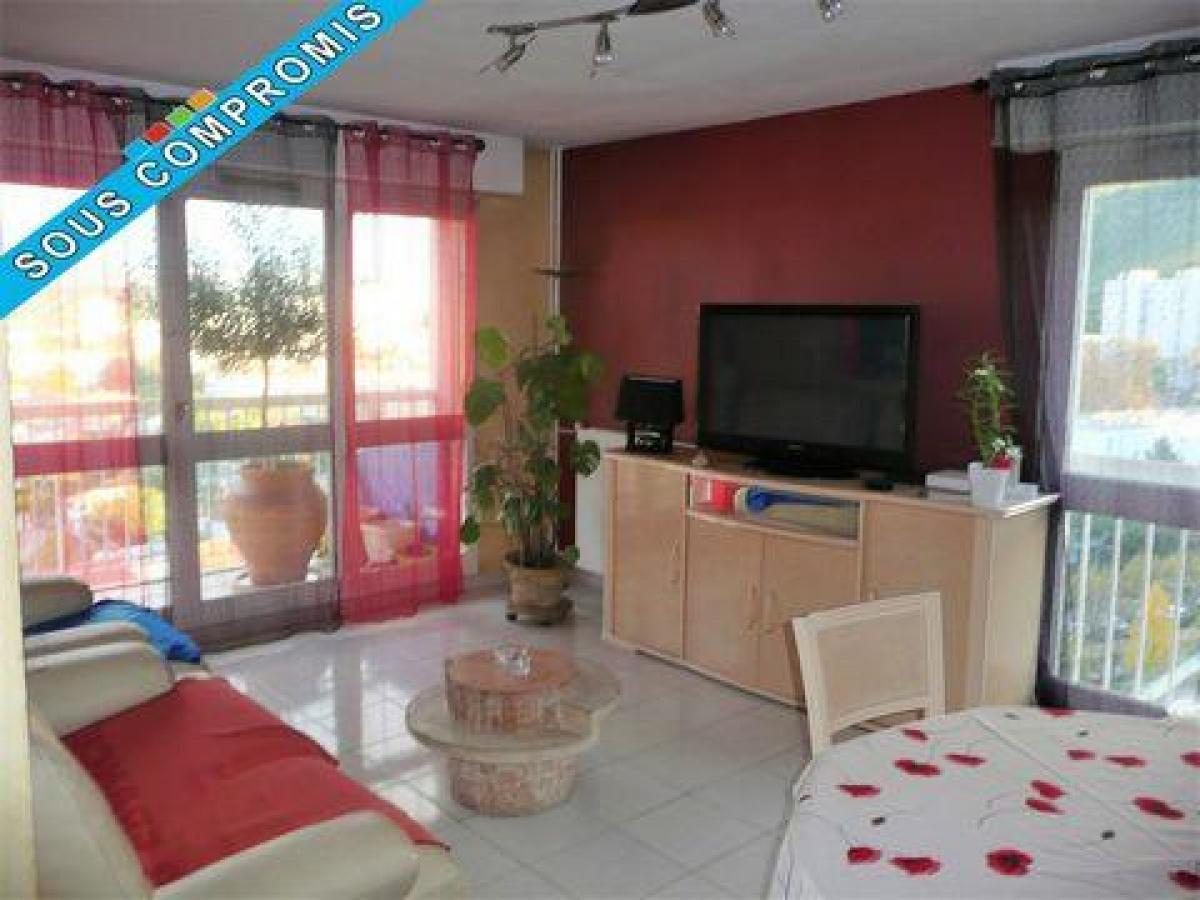 3 bedrooms Condo in Marseille, France No. 15983