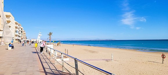 52m² Commercial property in Guardamar del Segura, Spain No. 56325 8