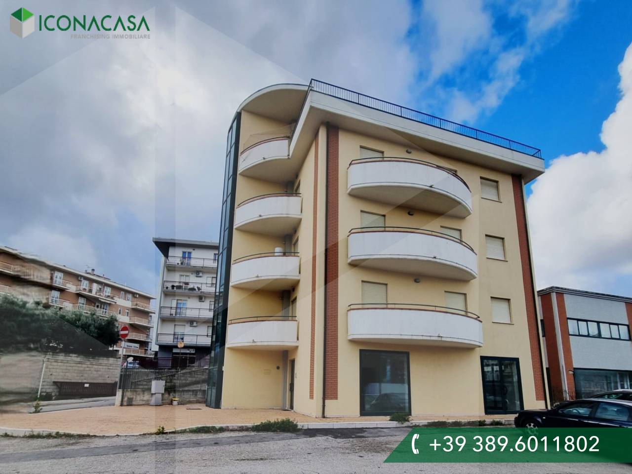 Oficina de 2 habitaciónes en Vasto, Italy No. 228973