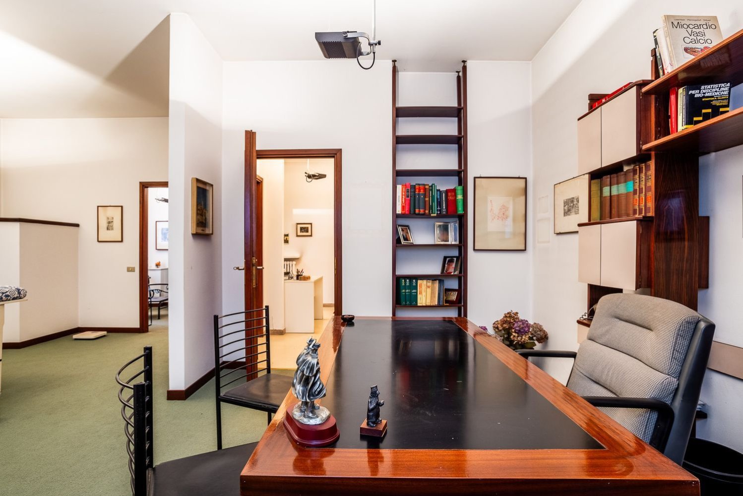 Büro in Milan, Italy 93m², Nr. 246459