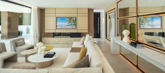 5 bedrooms Villa in Marbella, Spain No. 72779 6